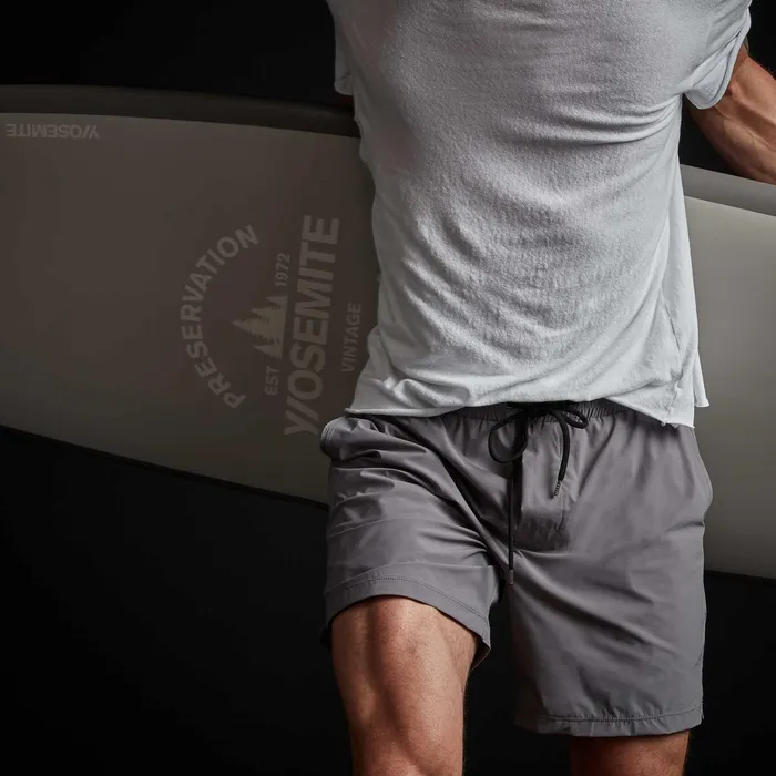 MEN James Perse SHORTS YOSEMITE Split Hem Board Short Dusk